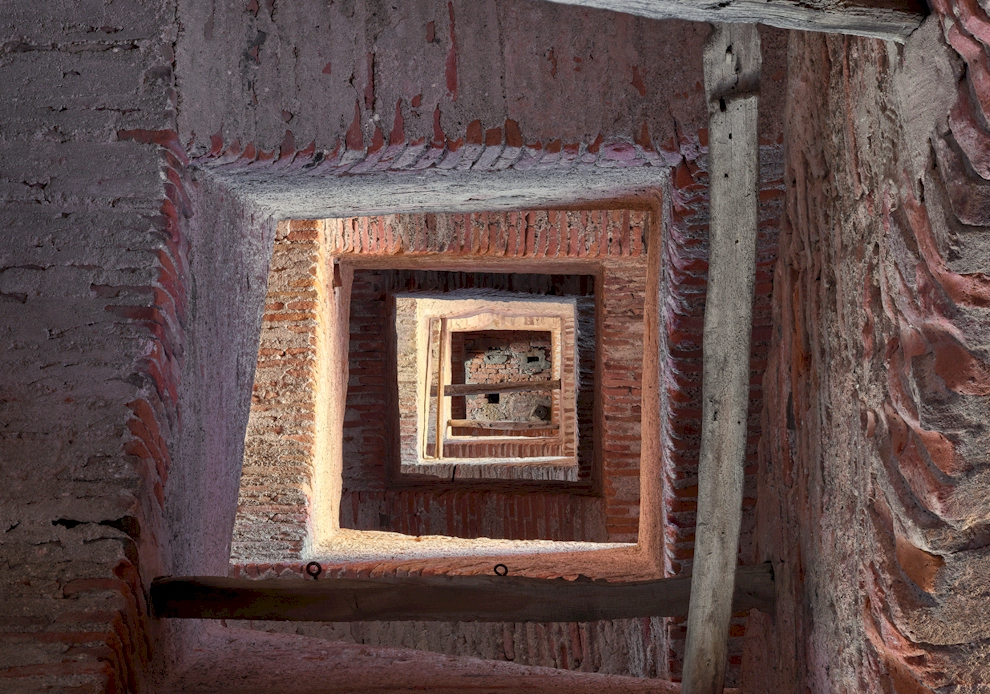Veduta interna della torre campanaria di levante della Parrocchiale, con il suggestivo sviluppo del corpo scale. Foto Giovanni Hänninen Image