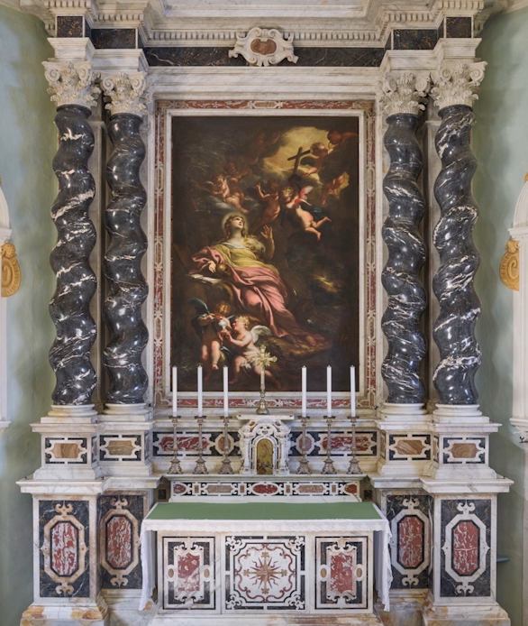 L’area presbiteriale dell’oratorio della Maddalena, con la pala di Domenico Piola raffigurante l’Estasi della Santa (1676) e la macchina d’altare realizzata nel 1671 dal marmoraro genovese Dionisio Corte. Foto Giovanni Hänninen Image