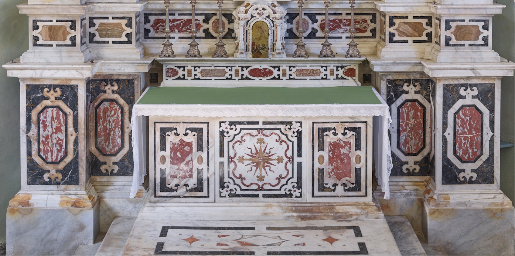 Macchina d’altare realizzata nel 1671 dal marmoraro genovese Dionisio Corte, particolare. Foto Giovanni Hänninen Image
